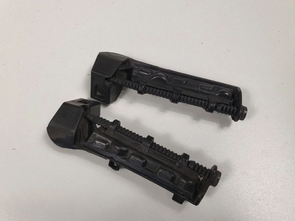 Rear bumper mounting bracket