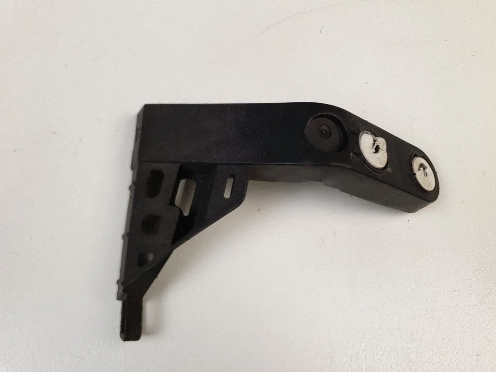 Rear bumper mounting bracket 13320248
