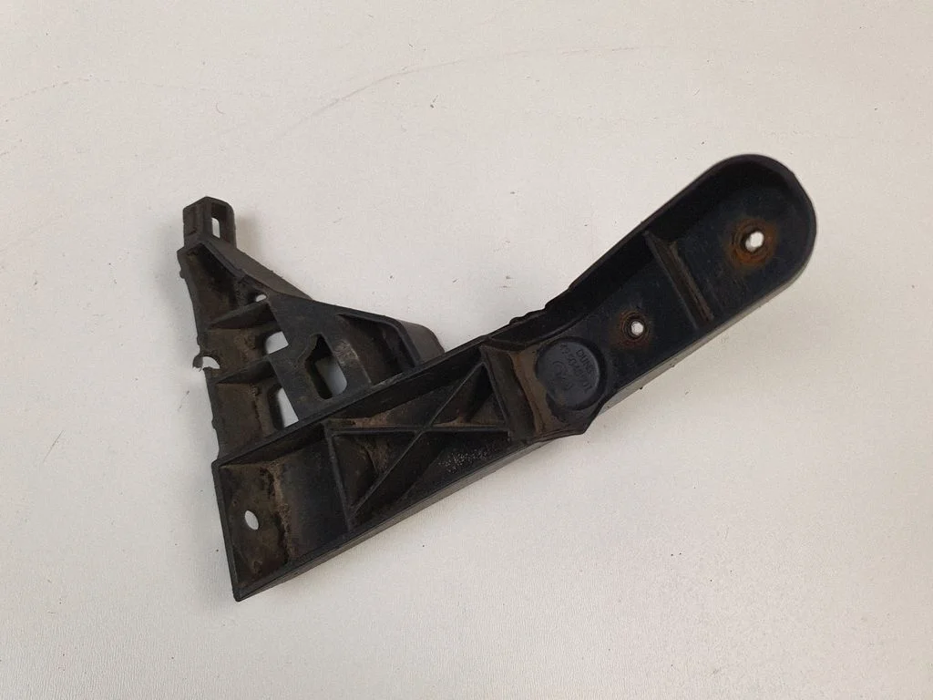 Rear bumper mounting bracket 13320248