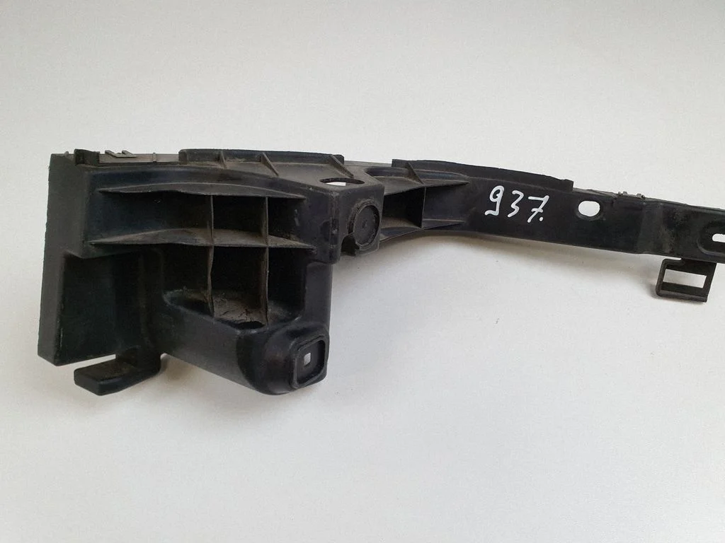 Rear bumper mounting bracket 12830627