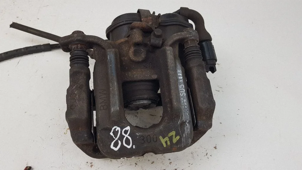 Rear brake caliper – front right