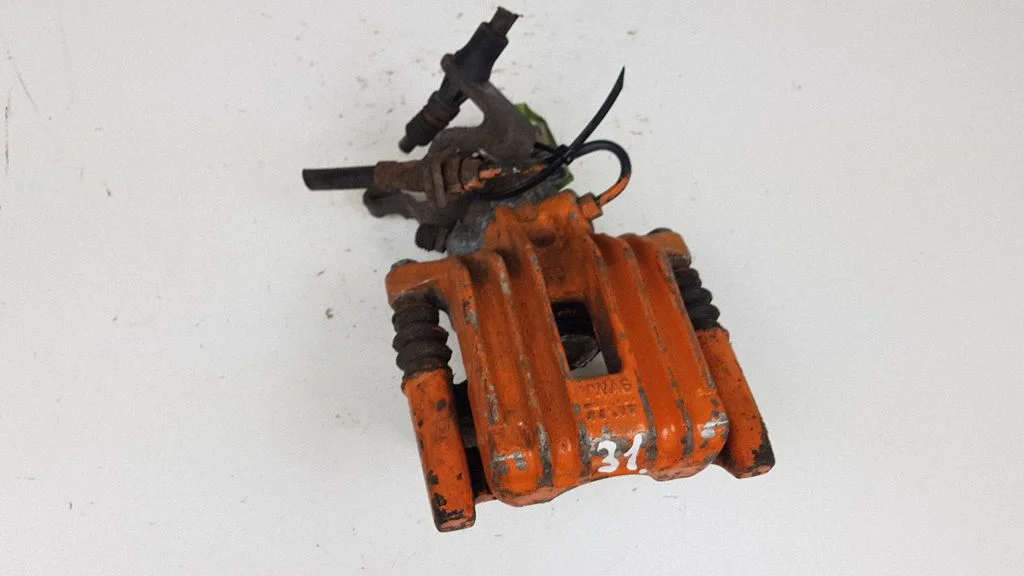 Rear brake caliper – rear right