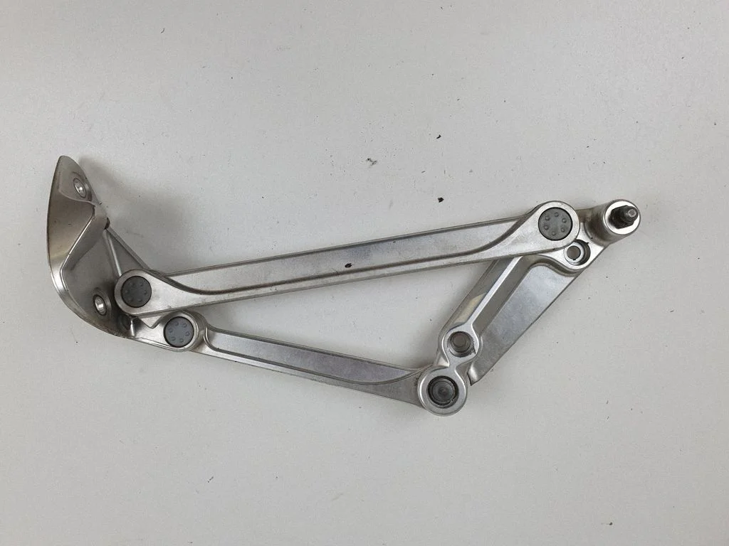 Aizmugurējā vāka eņģe (-es) 3D5827302H