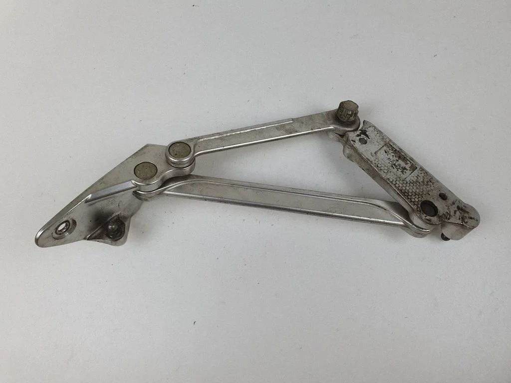 Aizmugurējā vāka eņģe (-es) 3D5827302H