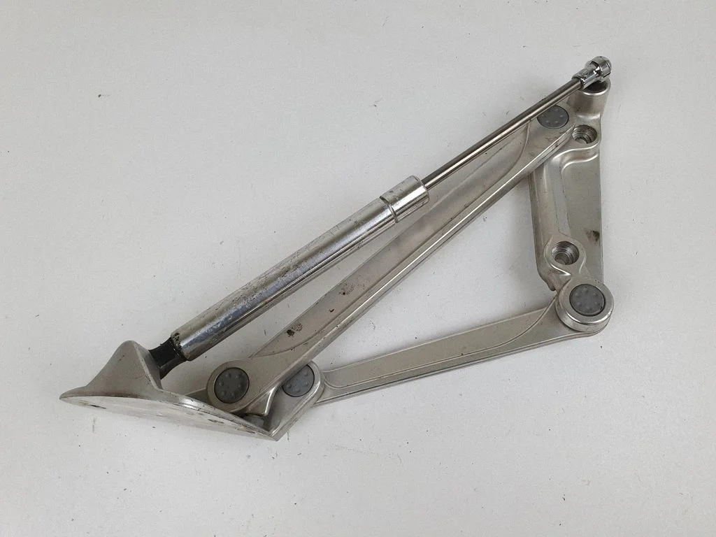Aizmugurējā vāka eņģe (-es) 3D5827302H