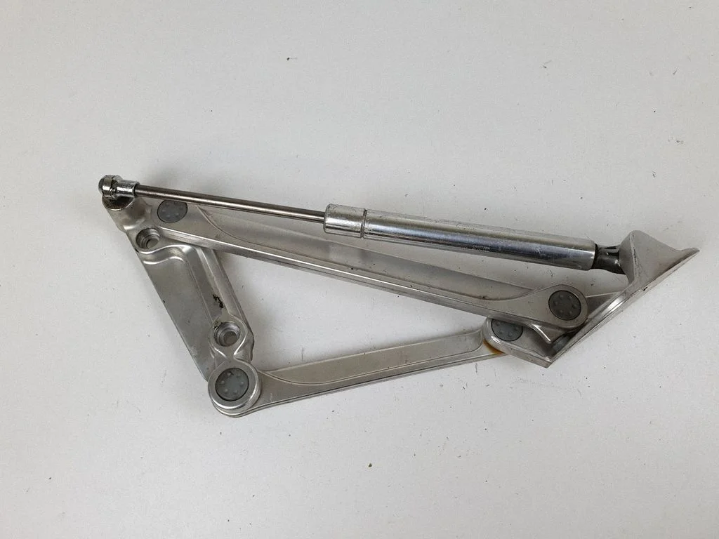 Aizmugurējā vāka eņģe (-es) 3D5827301K