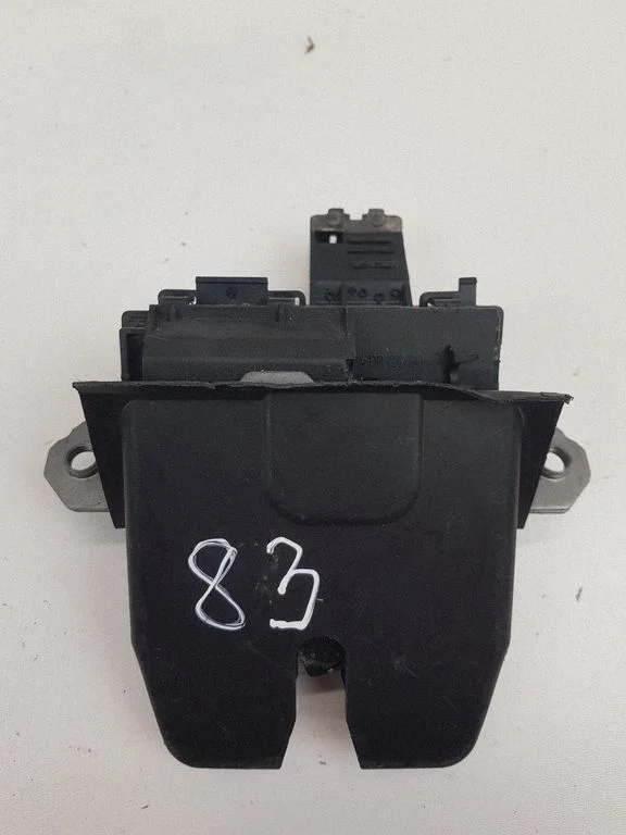 Aizmugurējā vāka slēdzene BM51A442A66BD