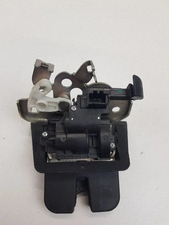 Aizmugurējā vāka slēdzene 8R0827505
