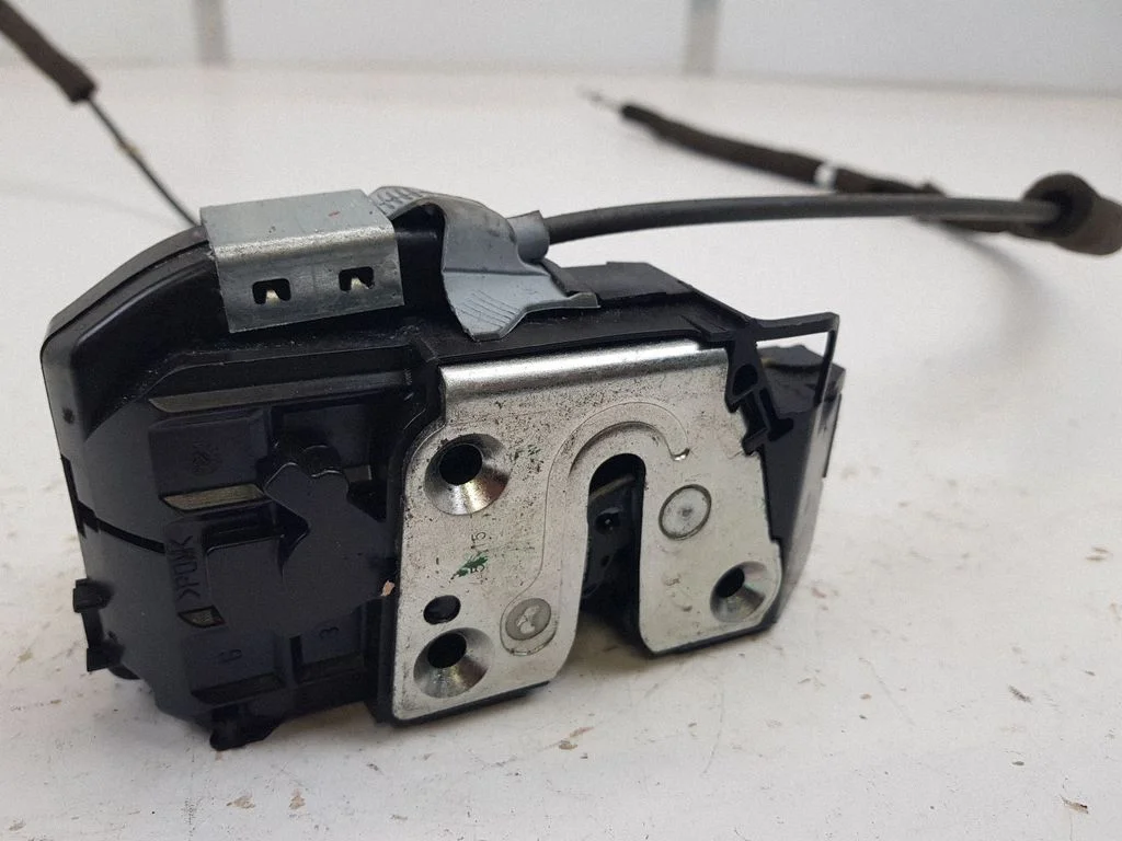 Zamek drzwi przednich – Nissan Juke I F15 (2010-2018)