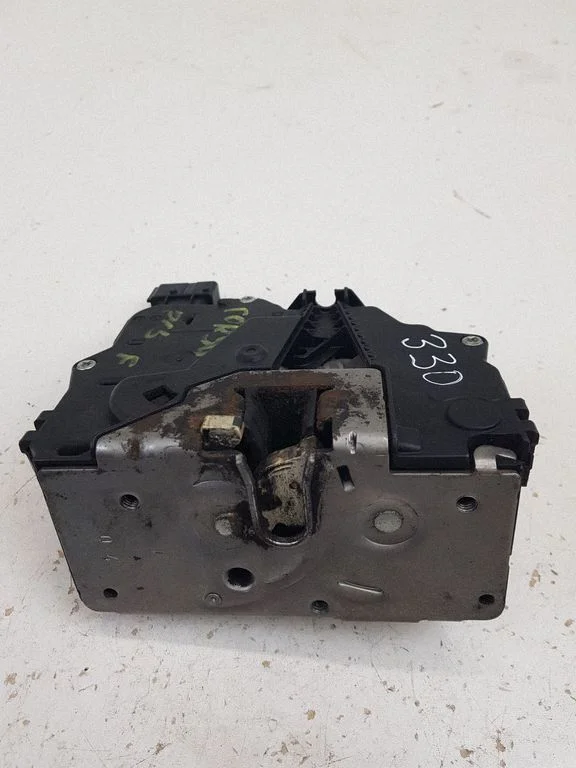 Zamek drzwi przednich 13258277 – Opel Corsa D (2006-2014)