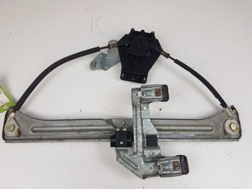 Priekšējā el. loga pacēlāja mehānisms bez motoriņa 04724557AE
