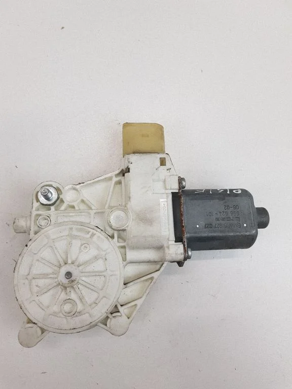 Front door window regulator motor 996624101