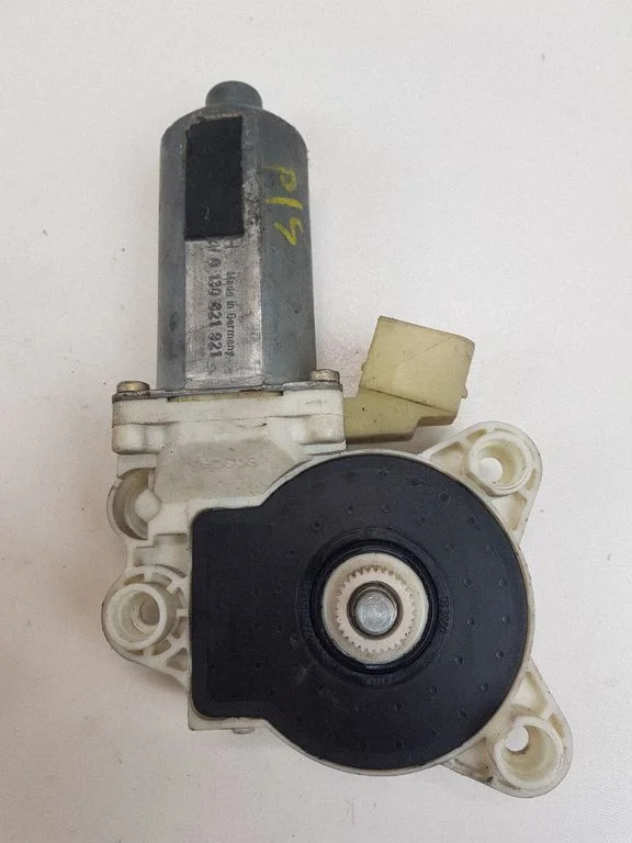 Front door window regulator motor A2118202942