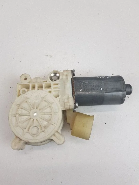 Front door window regulator motor – BMW 5 Series E60 E61 (2004-2010)