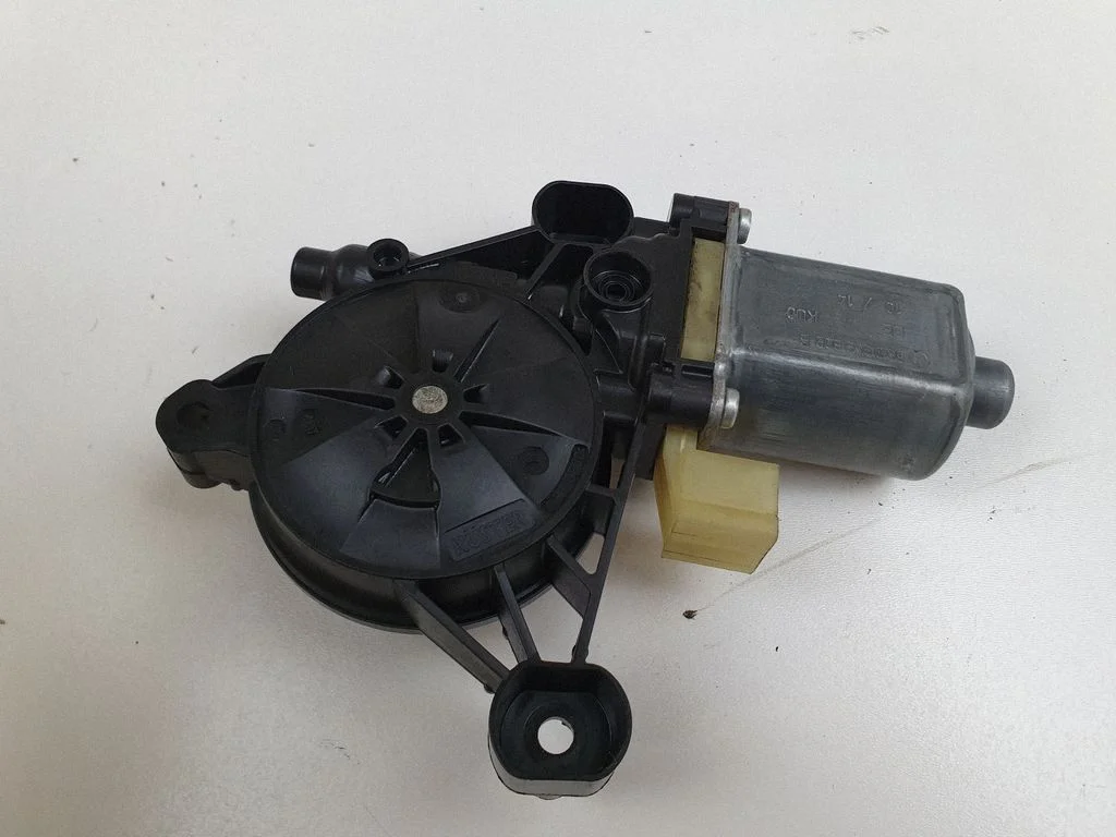 Priekšējā loga pacēlāja motoriņš 0130822716