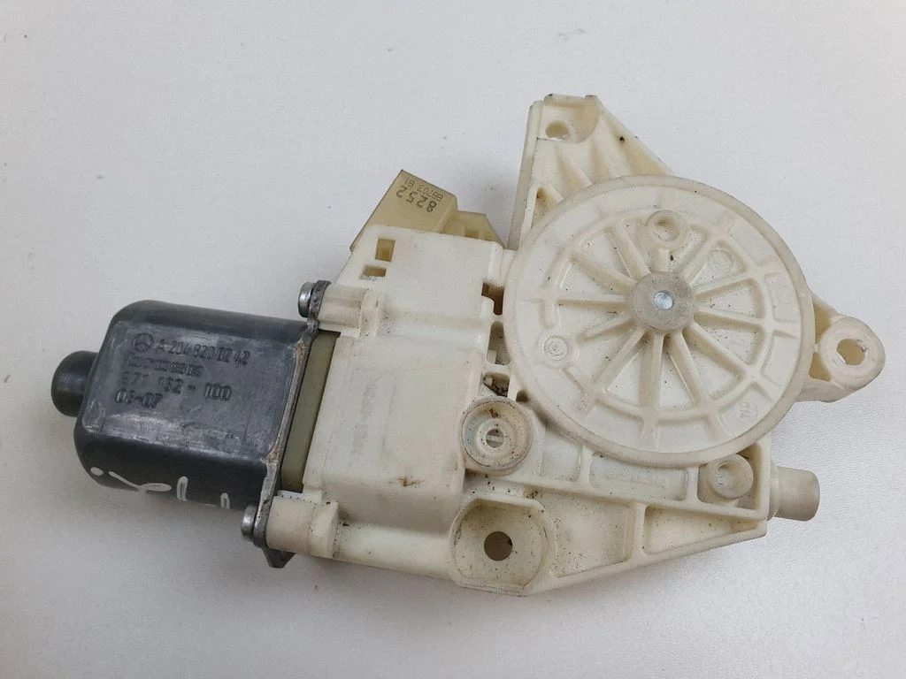 Priekšējā loga pacēlāja motoriņš 0130822440