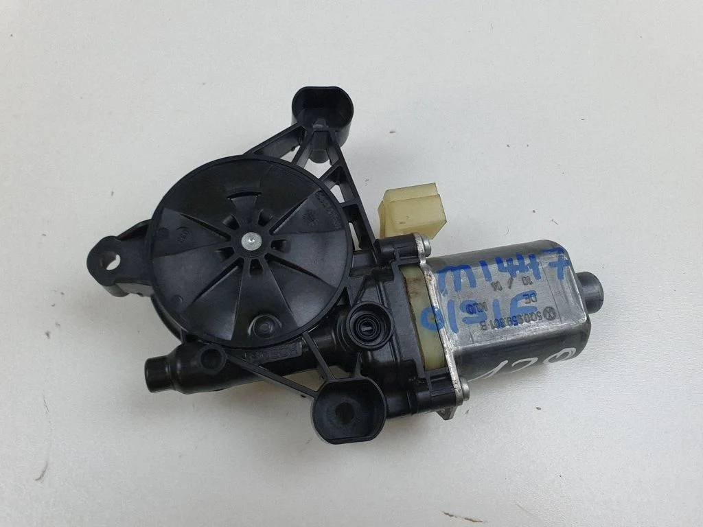 Priekšējā loga pacēlāja motoriņš 5Q0959801B