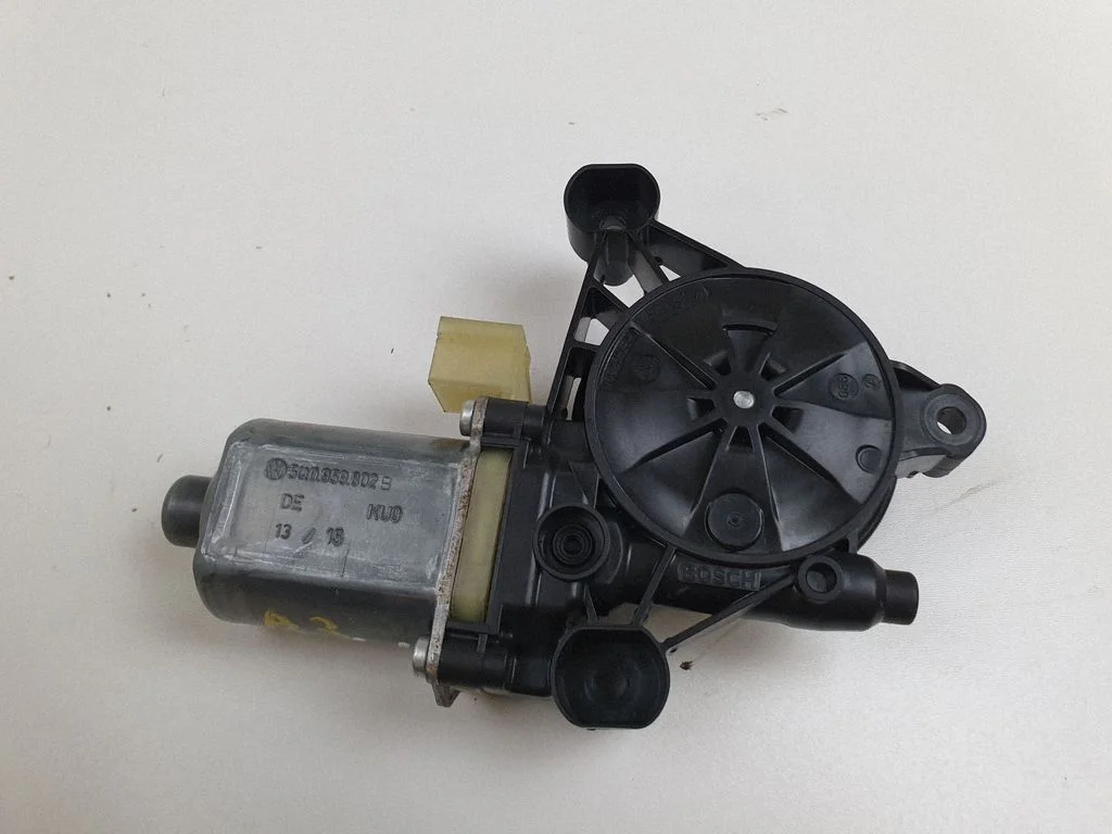 Priekšējā loga pacēlāja motoriņš 0130822716