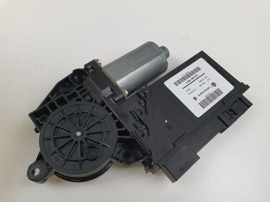 Priekšējā loga pacēlāja motoriņš 3D2959792E