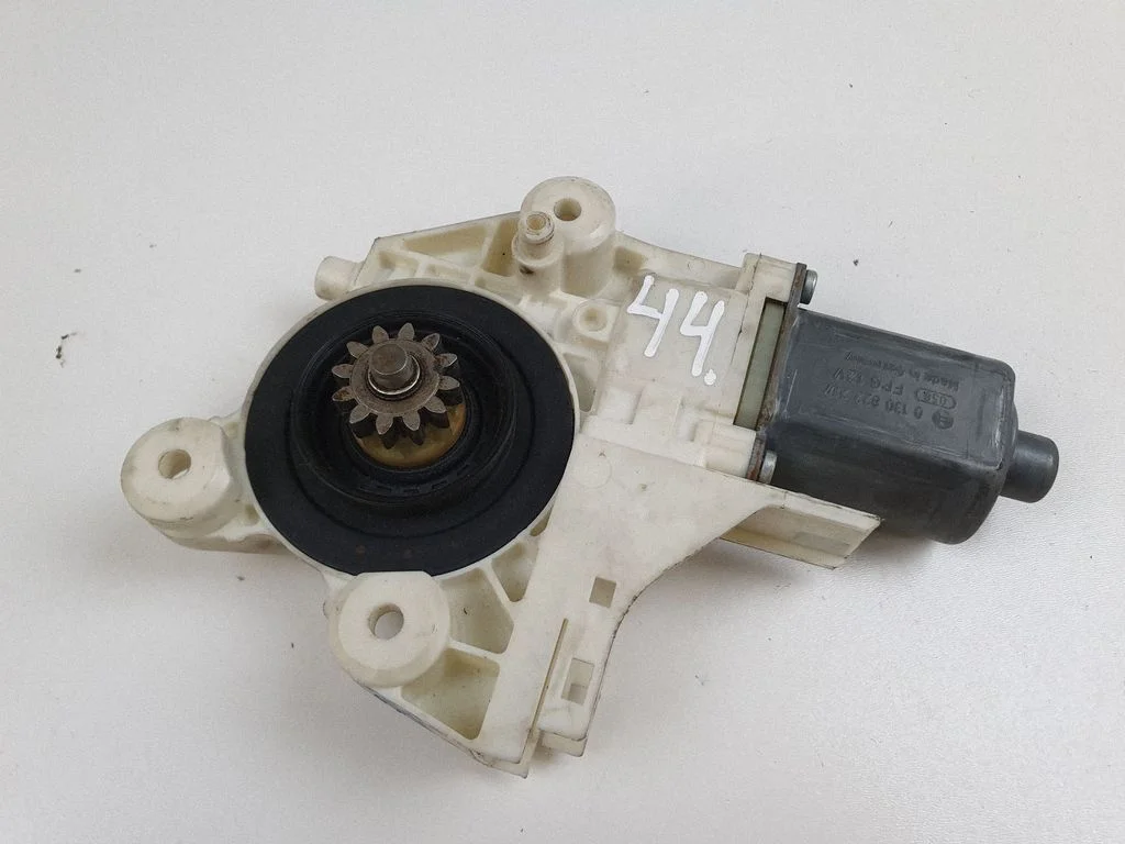 Priekšējā loga pacēlāja motoriņš 0130822217