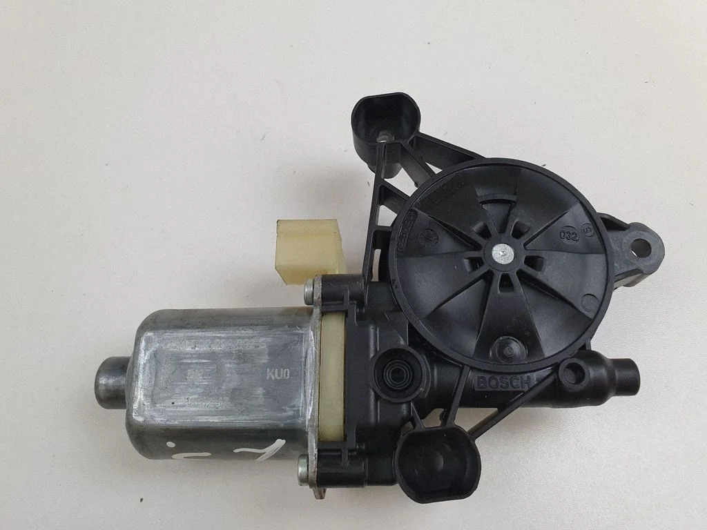 Front door window regulator motor 5Q0959802B