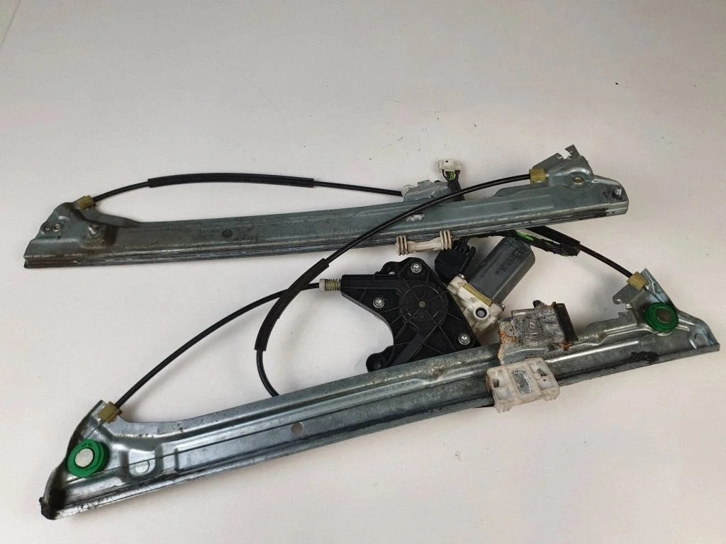 Front door window regulator with motor A6397200546