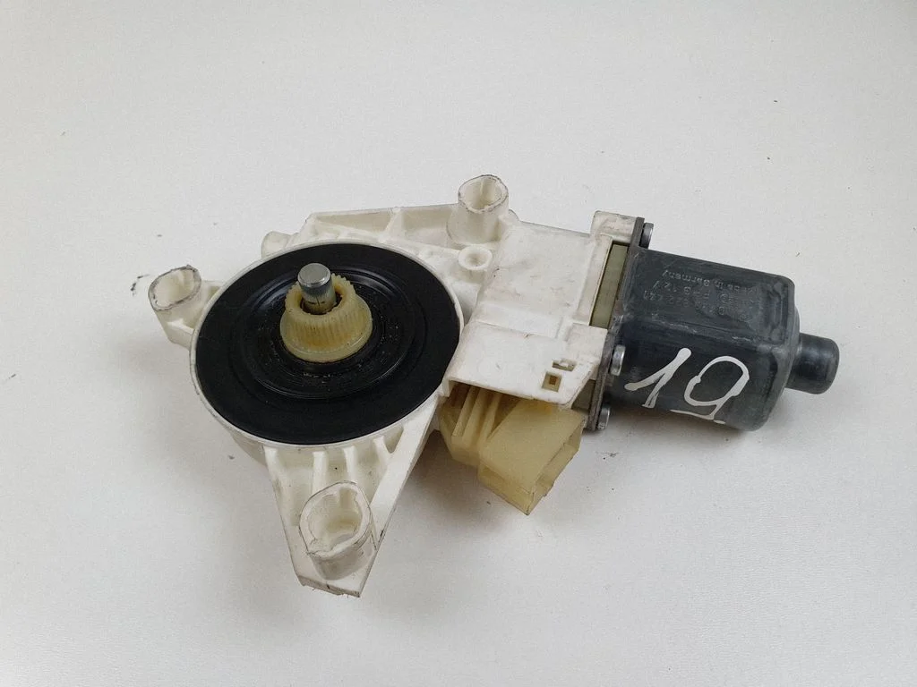 Priekšējā loga pacēlāja motoriņš 0130822441