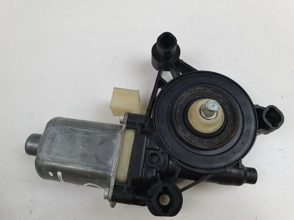 Front door window regulator motor 0130822717