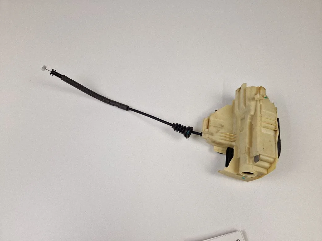 Rear door lock 32131413
