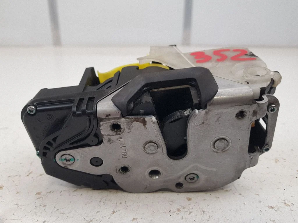 Rear door lock 3023803E01S