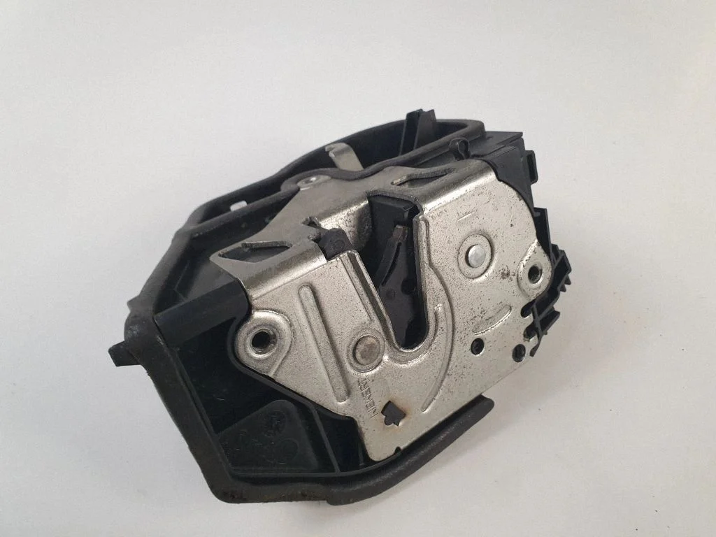 Rear door lock 7167075