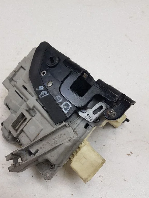 Rear door lock 3C4839016A