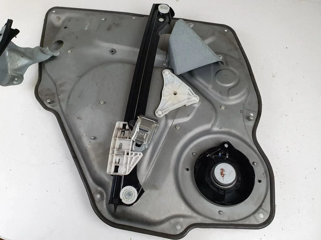Rear window lifting mechanism without motor – Mercedes-Benz A-Class W169 (2004-2012)
