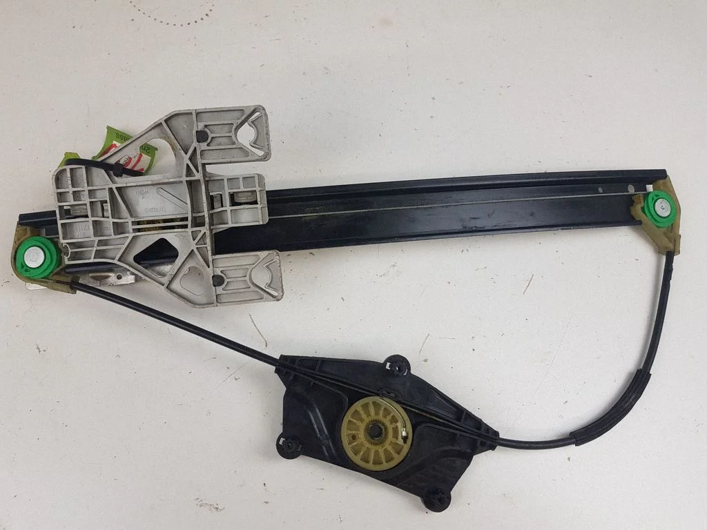 Rear window lifting mechanism without motor – rear right