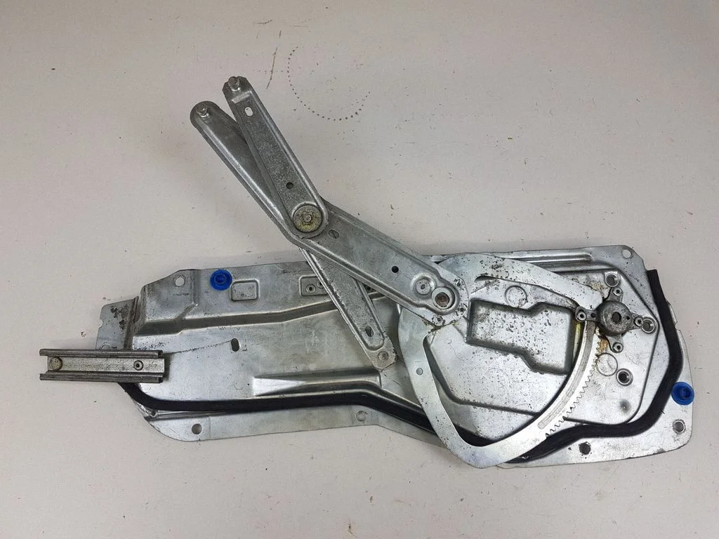 Aizmugurējā el. loga pacēlāja mehānisms bez motoriņa – Volvo S70 V70 V70 XC (1997-2000)