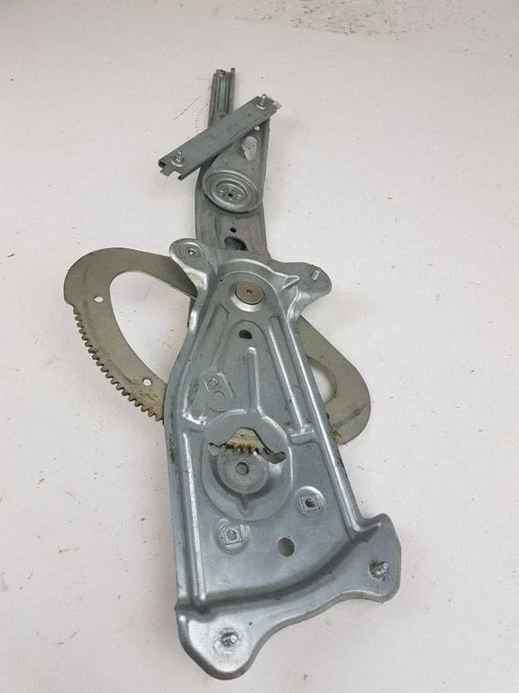 Rear window lifting mechanism without motor 965916102