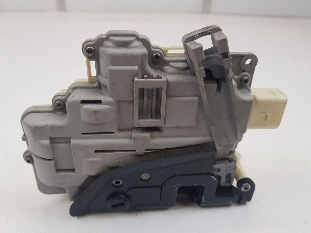 Rear door lock 3C4839015A