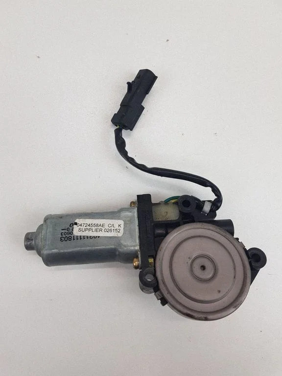 Aizmugurējā loga pacēlāja motoriņš 04724558AE