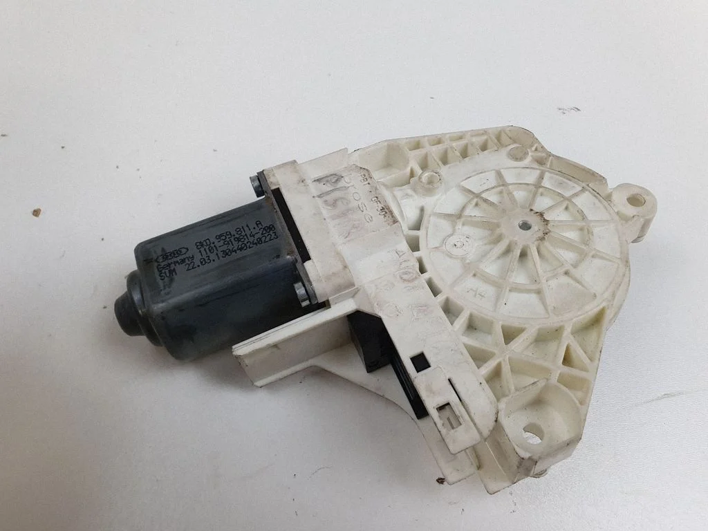 Aizmugurējā loga pacēlāja motoriņš 8K0959811A