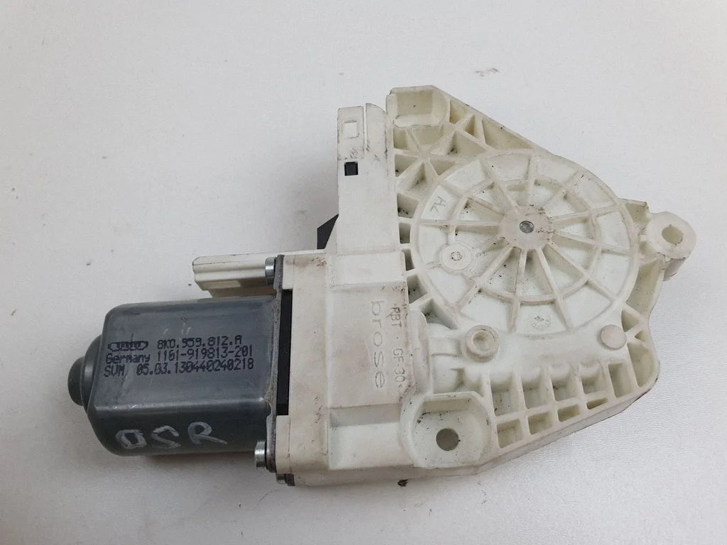Aizmugurējā loga pacēlāja motoriņš 8K0959812A