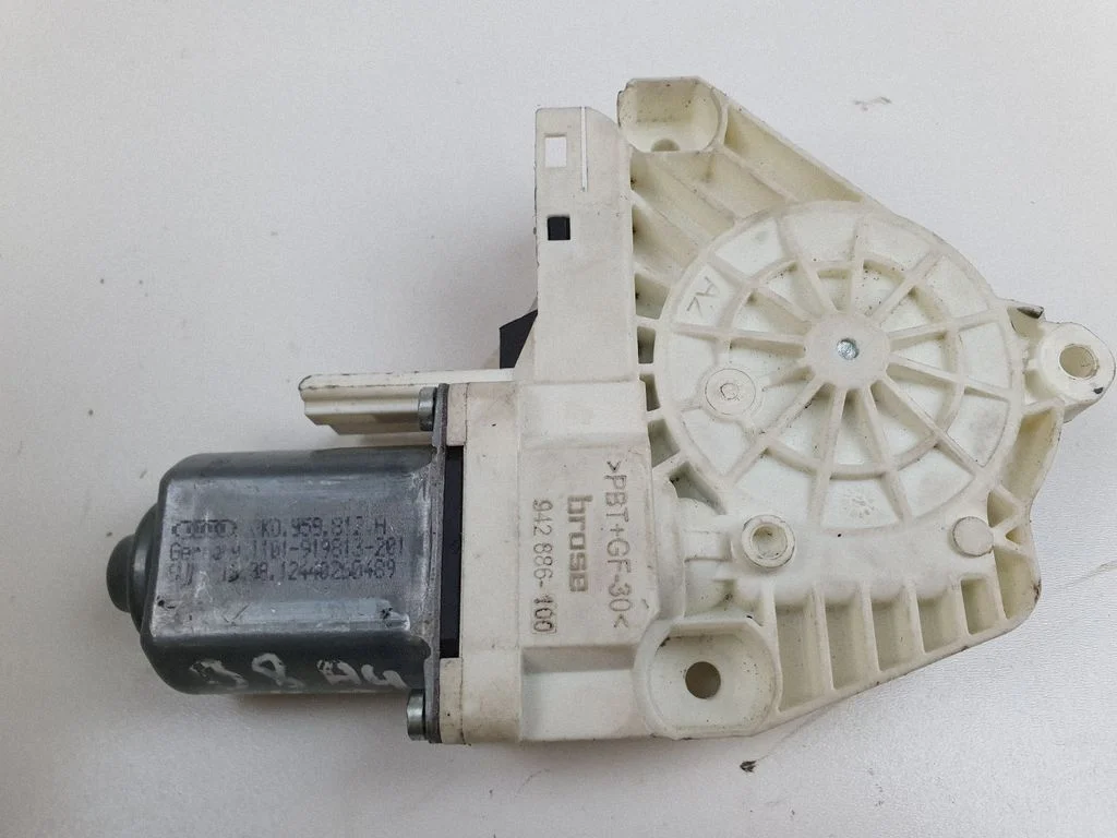 Aizmugurējā loga pacēlāja motoriņš 8K0959812B