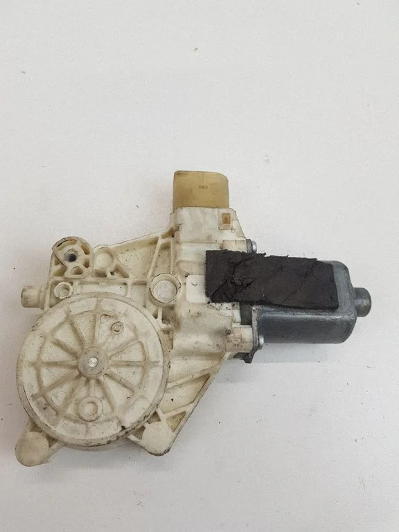 Tagaukse aknatõstuki mootor 0130822286