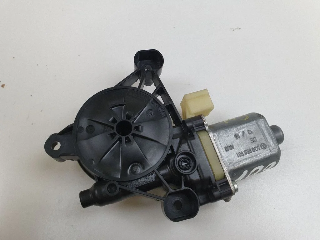 Aizmugurējā loga pacēlāja motoriņš 0130822713