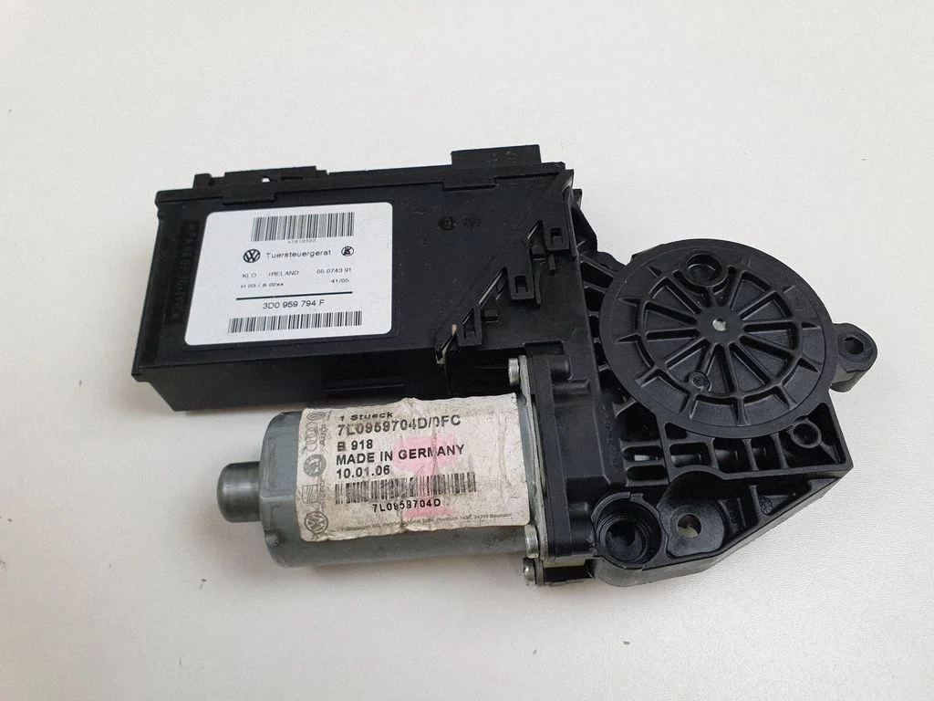 Aizmugurējā loga pacēlāja motoriņš 3D0959794F