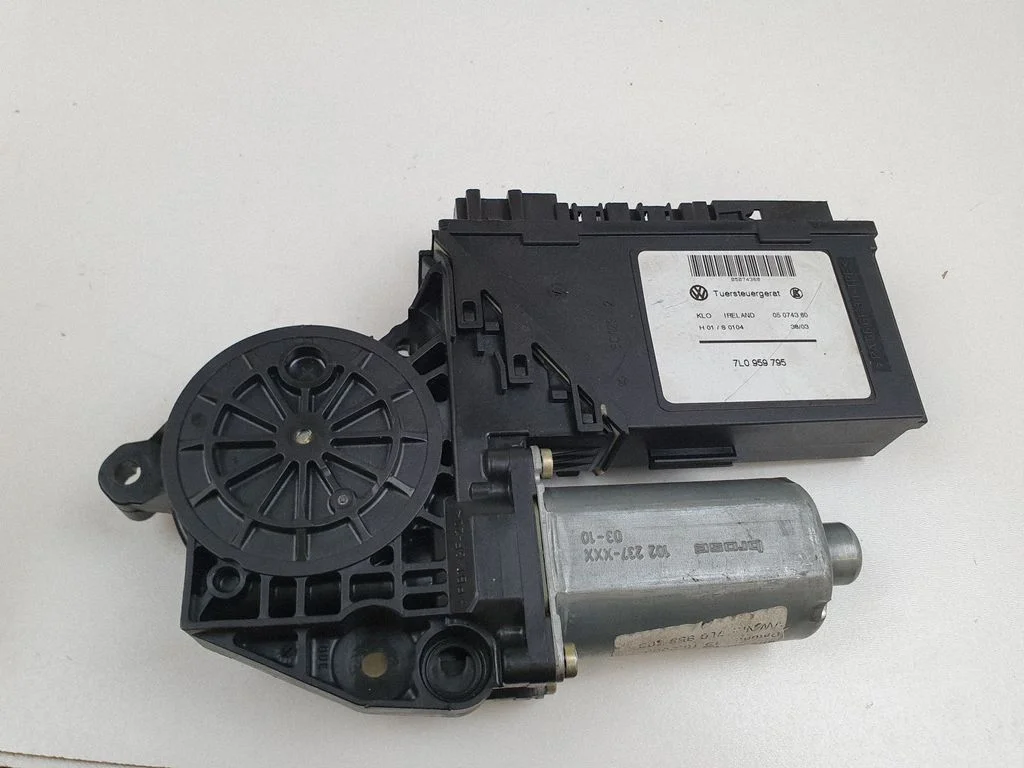 Rear door window regulator motor – Volkswagen Touareg I (2002-2010)