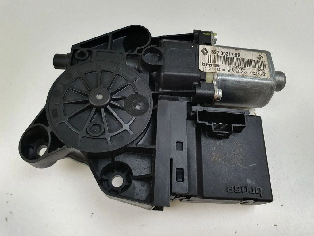 Rear door window regulator motor 827303178R