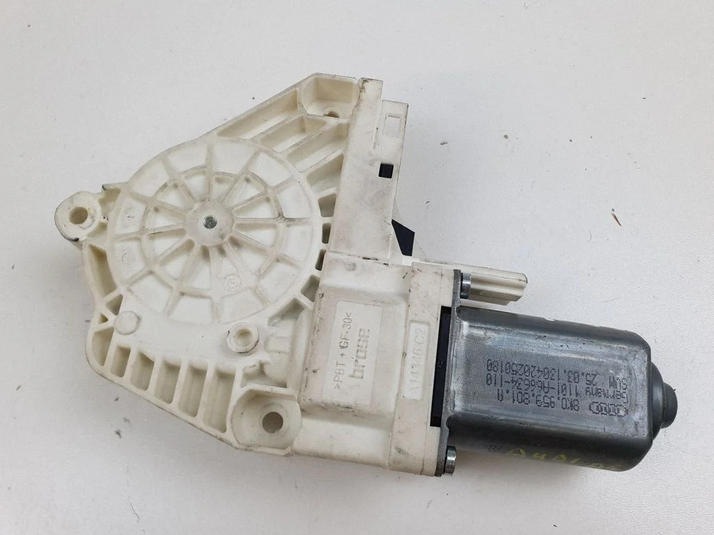 Tagaukse aknatõstuki mootor 8K0959801A
