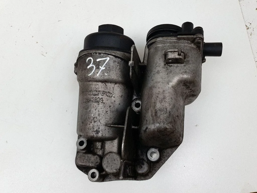 Oil filter mounting bracket – Volvo S60 (2001-2004)