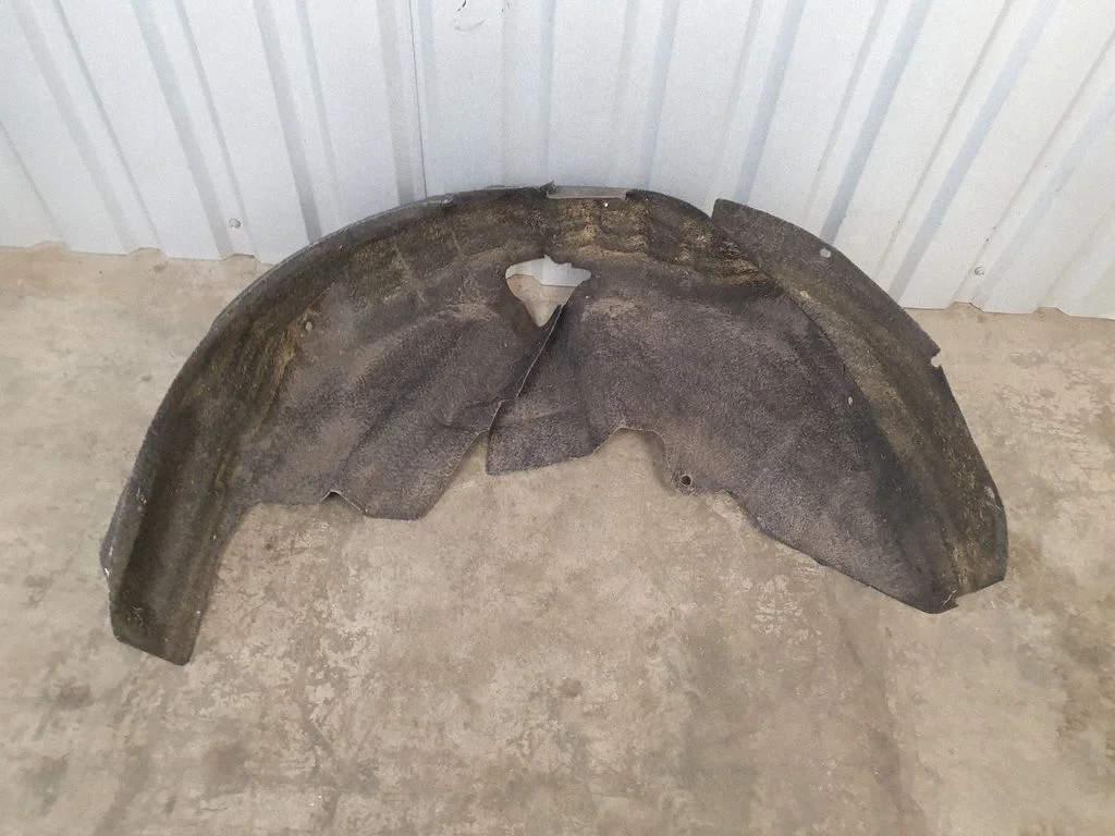 Rear arch fender liner splash guards