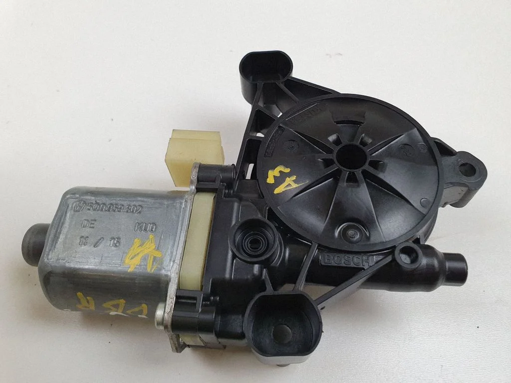 Aizmugurējā loga pacēlāja motoriņš 0130822712